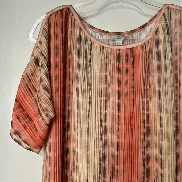 Fun accordion cold shoulder flowy midi dress - Picture 2 of 6